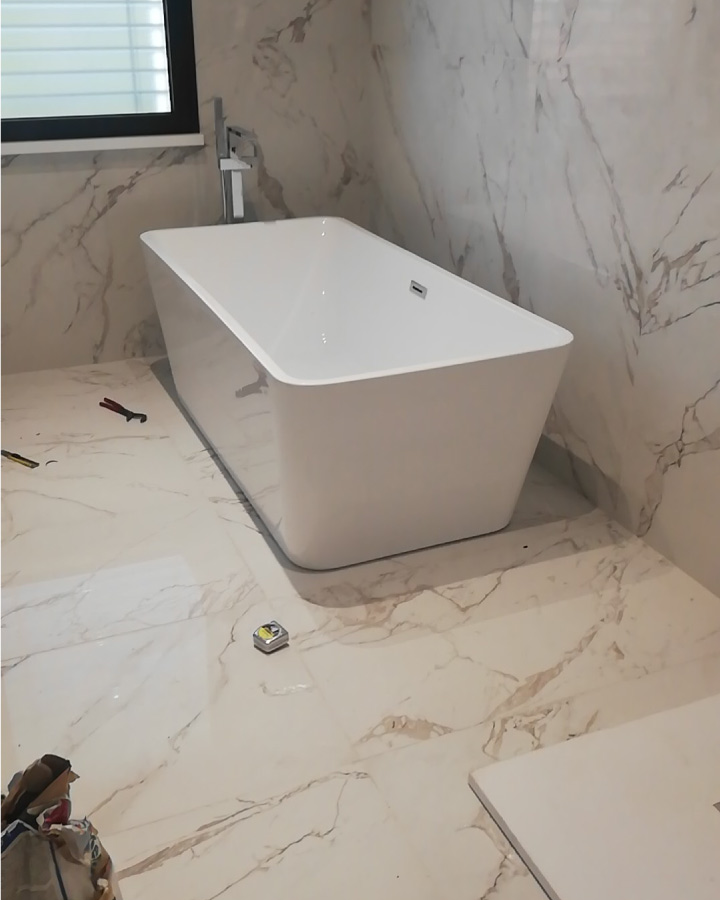 bagno-ristrutturazione-vasca-moderna-pavimenti-e-rivestimenti-in-gres-finto-marmo