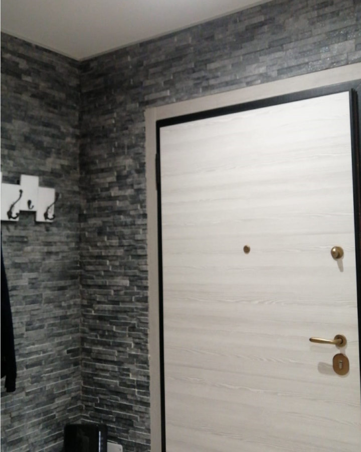 rivestimento-ingresso-con-mattonelle-3d-grigie-effetto-mattoncini-portone-bianco-rivestimento-sfumature-di-grigio